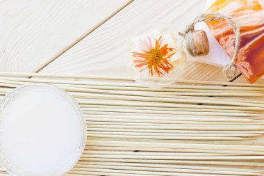 Spa ve sağlıklı yaşam ayarı sarı çiçekli petrol ve ahşap beyaz arka plan closeup sabun |