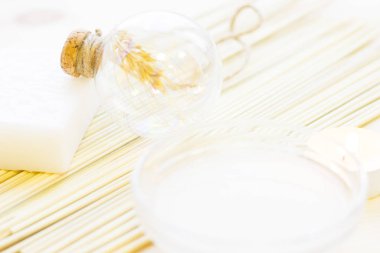 Spa ve sağlıklı yaşam ahşap ayarlama buğday, yağ, krem, beyaz sabun ile arka plan ışık