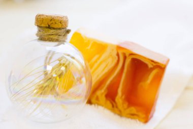 Spa ve sağlıklı yaşam buğday, sabun, krem ve beyaz sabun ile ahşap ayarlama arka plan ışık