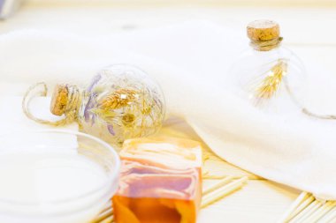 Spa ve sağlıklı yaşam buğday, sabun, krem ve beyaz sabun ile ahşap ayarlama arka plan ışık