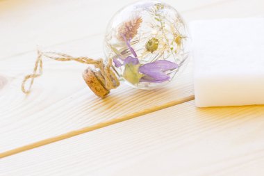 Spa ve sağlıklı yaşam ayarı mavi çiçekli petrol ve ahşap beyaz arka plan closeup sabun |