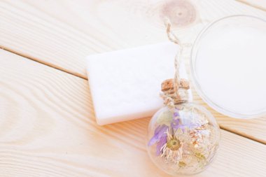 Spa ve sağlıklı yaşam ayarı mavi çiçekli petrol ve ahşap beyaz arka plan closeup sabun |