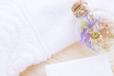 Spa ve sağlıklı yaşam ayarı mavi çiçekli petrol ve ahşap beyaz arka plan closeup sabun |