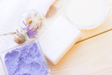 Spa ve sağlıklı yaşam ayarı mavi çiçekler, deniz tuzu ve soap ahşap beyaz arka plan üzerinde