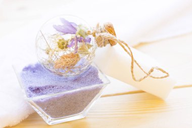 Spa ve sağlıklı yaşam ayarı mavi çiçekler, deniz tuzu ve soap ahşap beyaz arka plan üzerinde