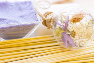 Spa ve sağlıklı yaşam ayarı mavi çiçekler, deniz tuzu ve soap ahşap beyaz arka plan üzerinde