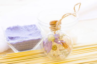 Spa ve sağlıklı yaşam ayarı mavi çiçekler, deniz tuzu ve soap ahşap beyaz arka plan üzerinde