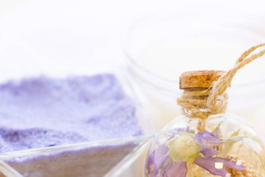 Spa ve sağlıklı yaşam ayarı mavi çiçekler, deniz tuzu ve soap ahşap beyaz arka plan üzerinde