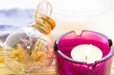 Spa ve sağlıklı yaşam ayarı mavi çiçekler, deniz tuzu ve soap ahşap beyaz arka plan üzerinde