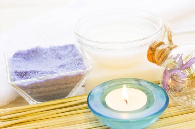 Spa ve sağlıklı yaşam ayarı mavi çiçekler, deniz tuzu ve soap ahşap beyaz arka plan üzerinde