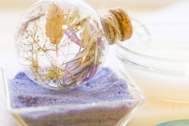 Spa ve sağlıklı yaşam ayarı mavi çiçekler, deniz tuzu ve soap ahşap beyaz arka plan üzerinde