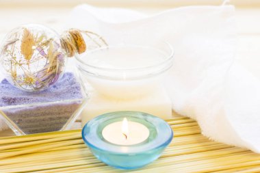 Spa ve sağlıklı yaşam ayarı mavi çiçekler, deniz tuzu ve soap ahşap beyaz arka plan üzerinde