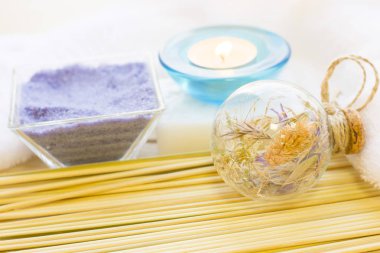 Spa ve sağlıklı yaşam ayarı mavi çiçekler, deniz tuzu ve soap ahşap beyaz arka plan üzerinde