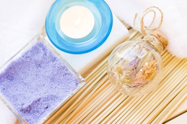 Spa ve sağlıklı yaşam ayarı mavi çiçekler, deniz tuzu ve soap ahşap beyaz arka plan üzerinde