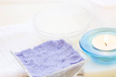Spa ve sağlıklı yaşam ayarı mavi çiçekler, deniz tuzu ve soap ahşap beyaz arka plan üzerinde