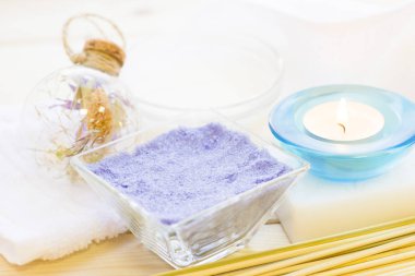 Spa ve sağlıklı yaşam ayarı mavi çiçekler, deniz tuzu ve soap ahşap beyaz arka plan üzerinde