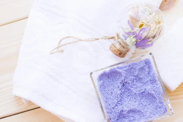 Spa ve sağlıklı yaşam ayarı mavi çiçekler, deniz tuzu ve soap ahşap beyaz arka plan üzerinde