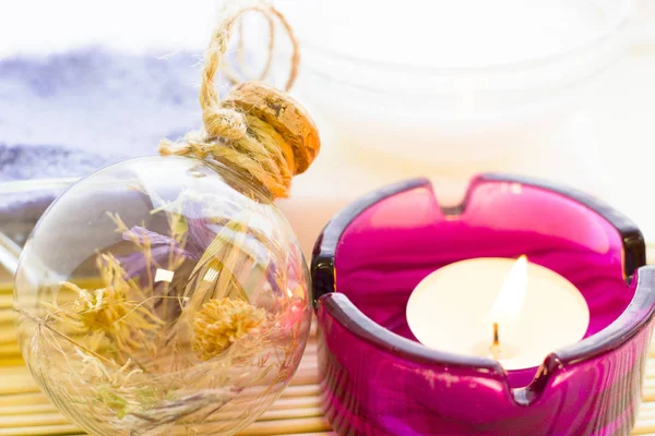 Spa ve sağlıklı yaşam ayarı mavi çiçekler, deniz tuzu ve soap ahşap beyaz arka plan üzerinde