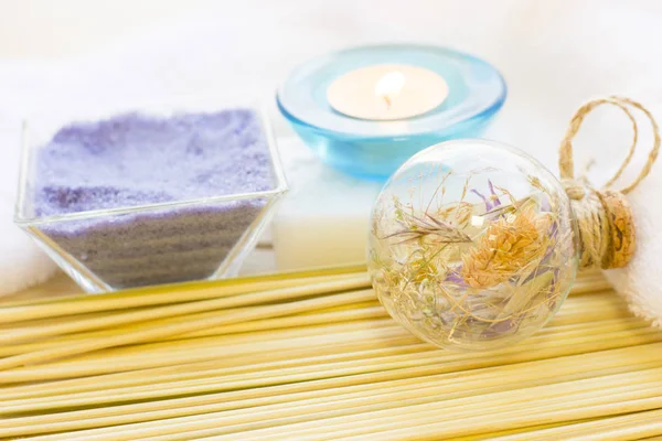Spa ve sağlıklı yaşam ayarı mavi çiçekler, deniz tuzu ve soap ahşap beyaz arka plan üzerinde