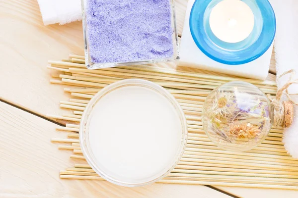 Spa ve sağlıklı yaşam ayarı mavi çiçekler, deniz tuzu ve soap ahşap beyaz arka plan üzerinde