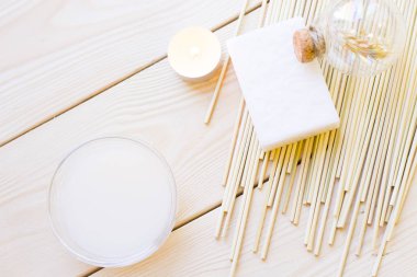 Spa ve sağlıklı yaşam ahşap ayarlama buğday, yağ, krem, beyaz sabun ile arka plan ışık