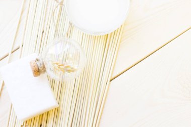 Spa ve sağlıklı yaşam ahşap ayarlama buğday, yağ, krem, beyaz sabun ile arka plan ışık