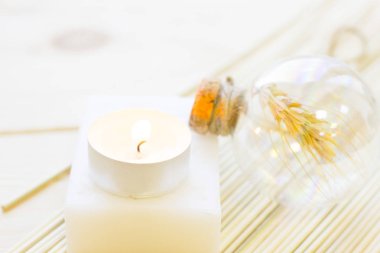 Spa ve sağlıklı yaşam ahşap ayarlama buğday, yağ, krem, beyaz sabun ile arka plan ışık