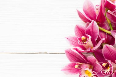 Spa ve sağlıklı yaşam ayarı ile orkide çiçek, ahşap beyaz arka plan üzerine