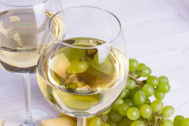 Aperatifler - çeşitli peynir, incir, fındık, bal, üzüm ahşap Komiteler arka plan üzerinde beyaz şarapla kadeh. Üstten görünüm