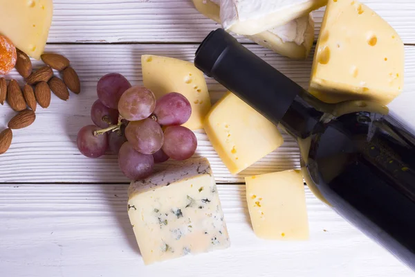 Aperatifler Peynir Incir Fındık Tatlım Bir Ahşap Kurulları Zemin Üzerine — Stok fotoğraf