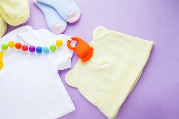 Gele Baby Laarsjes Kinder Schoenen Speelgoed Paarse Achtergrond Pasgeborene Bovenaanzicht — Stockfoto