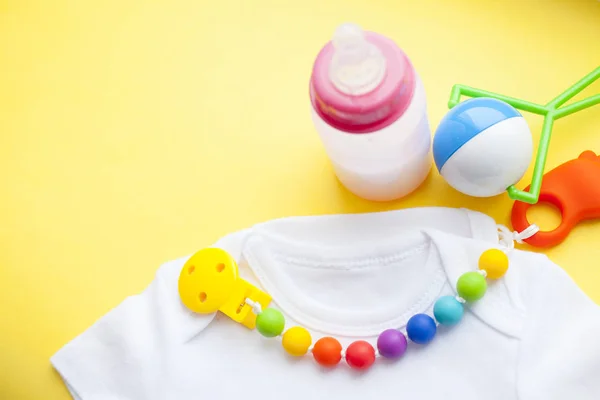 Gele Baby Laarsjes Kinder Schoenen Speelgoed Gele Achtergrond Pasgeborene Bovenaanzicht — Stockfoto