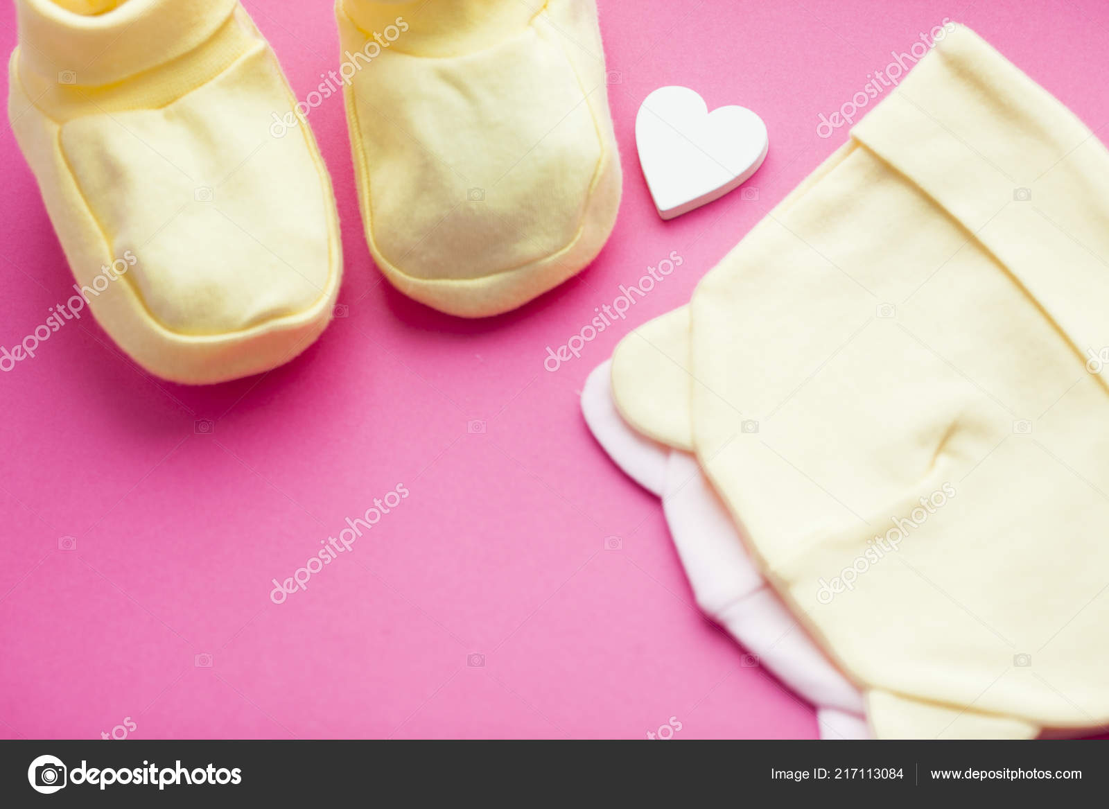 Маленькие Жёлтые Ботинки Детская Обувь Игрушки Розовом Фоне.