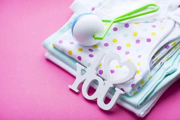 Gele Baby Laarsjes Kinder Schoenen Speelgoed Roze Achtergrond Pasgeborene Bovenaanzicht — Stockfoto