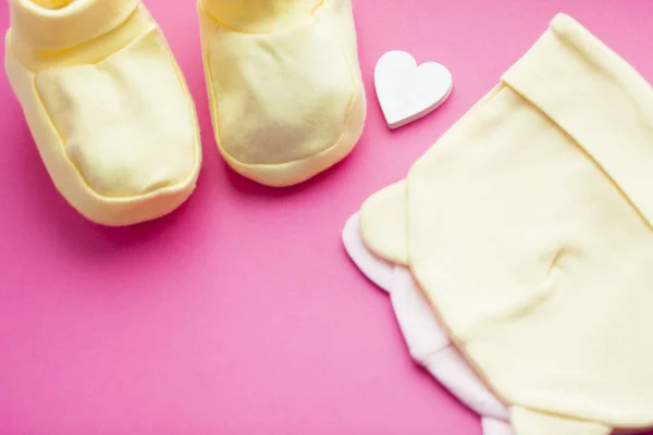 Gele Baby Laarsjes Kinder Schoenen Speelgoed Roze Achtergrond Pasgeborene Bovenaanzicht — Stockfoto