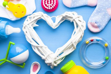 Sarı Bebek Patikleri. Çocuk ayakkabı ve mavi arka plan üstünde toys. Yeni doğan. Üstten görünüm