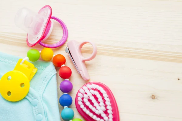 Gele Baby Laarsjes Kinder Schoenen Speelgoed Achtergrond Van Witte Houten — Stockfoto
