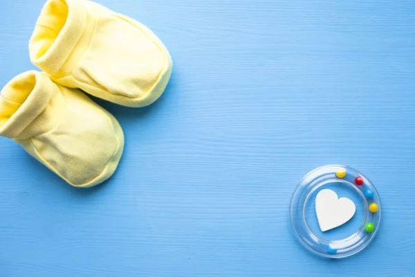 Gele Baby Laarsjes Kinder Schoenen Speelgoed Blauwe Achtergrond Pasgeborene Bovenaanzicht — Stockfoto