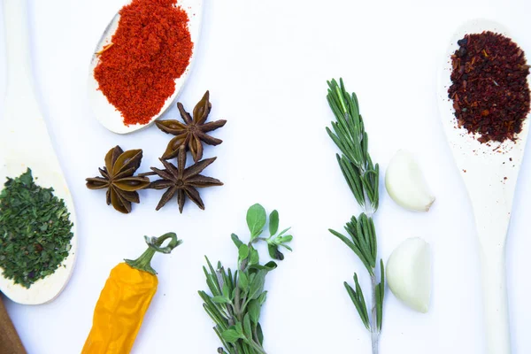 烹饪热辣食品的概念 干香料和草药在木勺 新鲜草药和辣椒 白色背景 顶部视图 — 图库照片