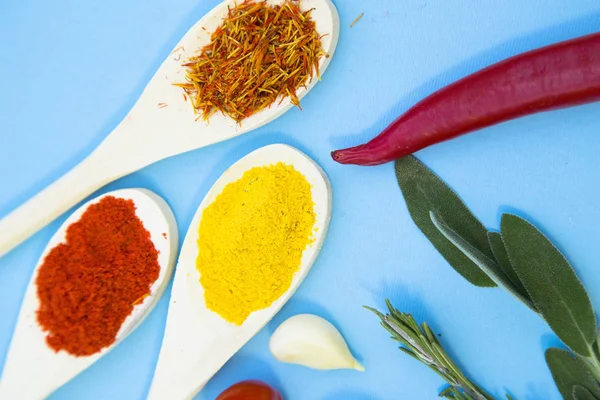 Cozinhar Conceito Comida Picante Quente Temperos Secos Feijão Ervas Colheres — Fotografia de Stock