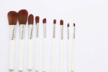 Güzellik kavramı olun. Ruj, kaptırdın, Vakfı, toz, göz kalemi ve allık kopya alanı, üstten görünüm, düz lay beyaz zemin üzerine için fırçalar makyaj seti