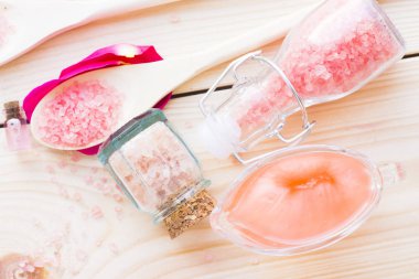 Spa ve sağlıklı yaşam ayarı ile gül çiçek, deniz tuzu, bir şişe üzerinde ahşap eski arka plan closeup yağda