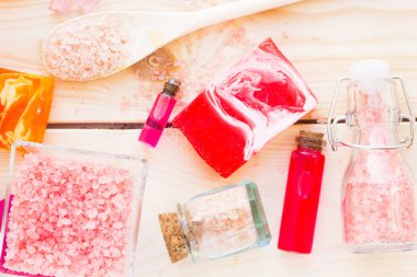 Spa ve sağlıklı yaşam ayarı ile gül çiçek, deniz tuzu, bir şişe üzerinde ahşap eski arka plan closeup yağda