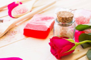 Spa ve sağlıklı yaşam ayarı ile gül çiçek, deniz tuzu, bir şişe üzerinde ahşap eski arka plan closeup yağda