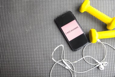 Diyet Zayıflama kilo kaybı kavramı zamanı. Spor, fitness, elma, spor ayakkabı, şişe su ve sarı ağırlıkları gri kauçuk zemin üzerine