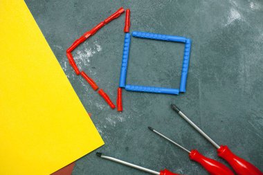 Onarım modern araçlar: tornavida ve üstten görünüm, karanlık taş zemin üzerine sarı kağıt kopyalama alanı