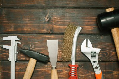 Koyu ahşap arka plan, üstten görünüm, kopya alanı onarım modern araçları