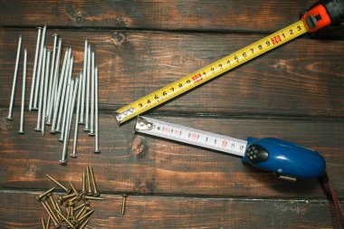 Koyu ahşap arka plan, üstten görünüm, kopya alanı onarım modern araçları