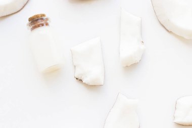 Üstten görünüm barışlar Hindistan cevizi. En iyi kavramı tüm doğal yüz nemlendirici. Yüz tedavi hazırlık arka plan