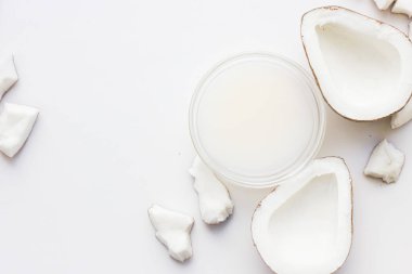 Üstten görünüm barışlar Hindistan cevizi. En iyi kavramı tüm doğal yüz nemlendirici. Yüz tedavi hazırlık arka plan